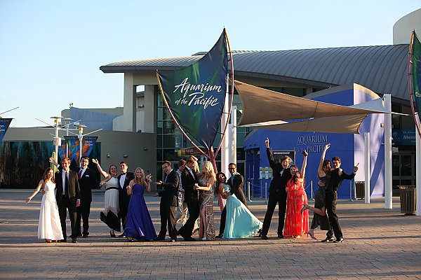 High school students in formal wear in front of the Aquarium